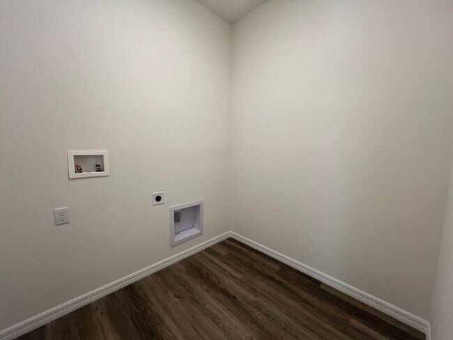 Building Photo - Desirable new build home in the Archers Mi...