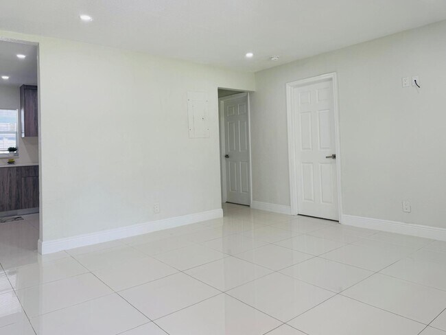 Building Photo - 4640 NE 5th Ave