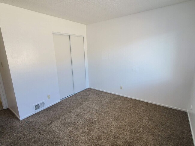 Building Photo - UPDATED RENTAL IN SACRAMENTO!