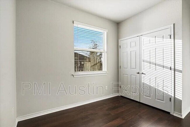 Building Photo - 405 Coba St