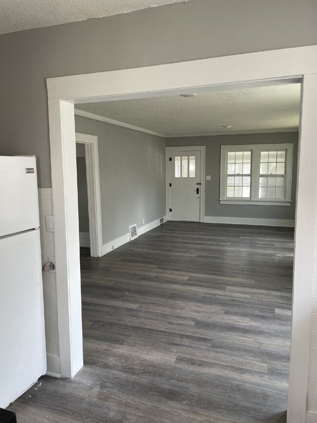 Building Photo - Newly Renovated 2 bedroom / 1 bathroom hou...