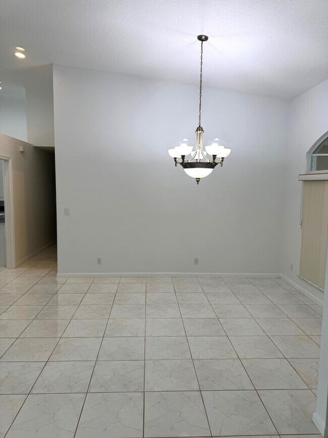 Building Photo - 106 Pepper Tree Cres