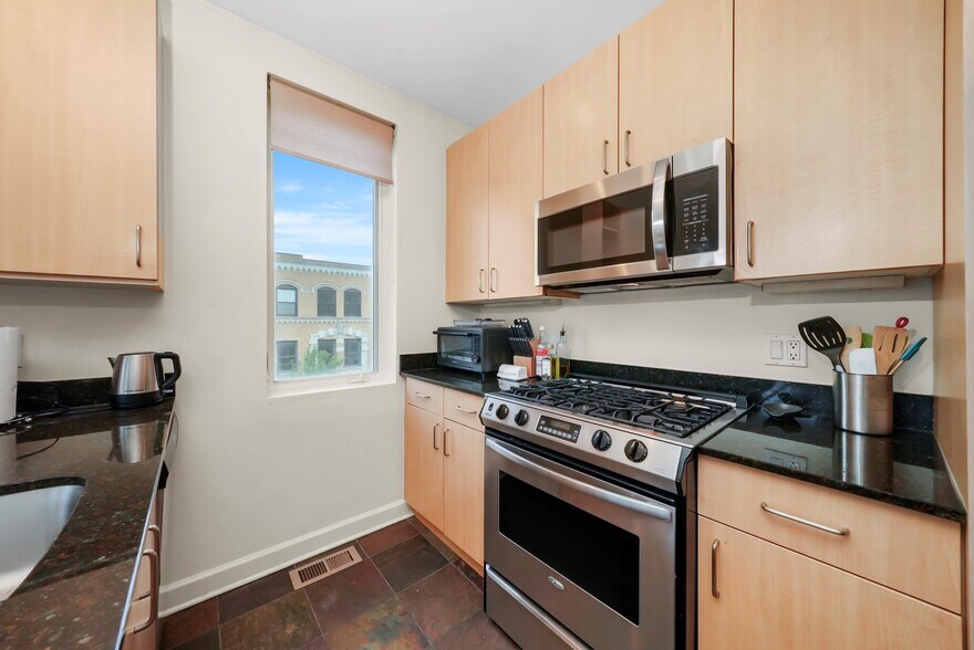 Kitchen - 1700 W Ohio St