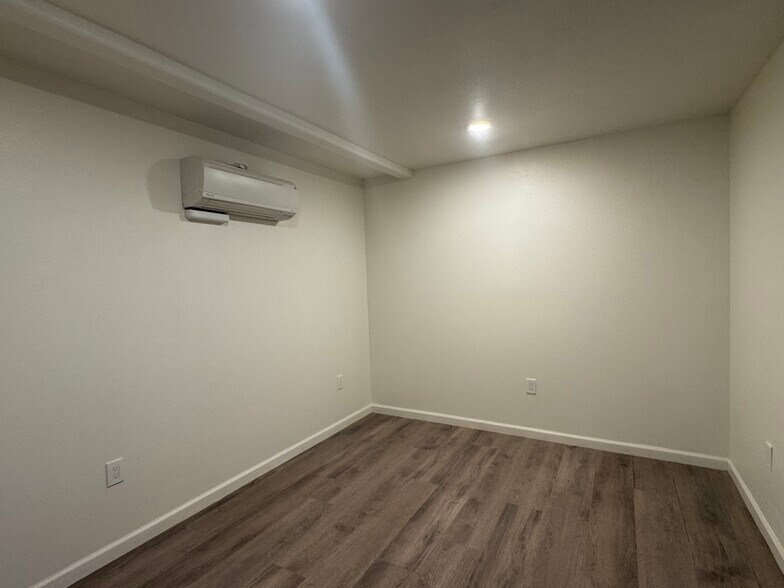 Building Photo - 1009 E Jones St