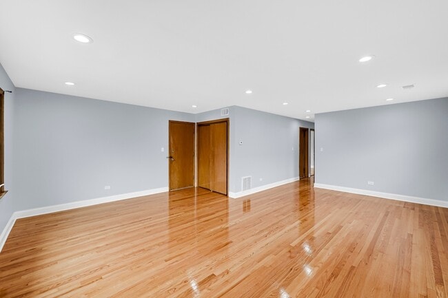 Building Photo - 5740 N Lowell Ave