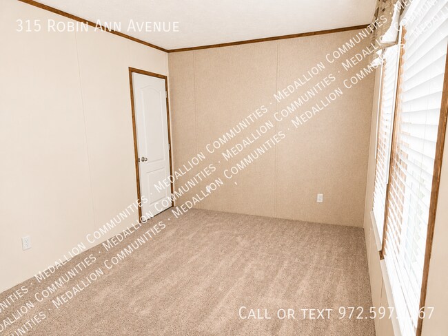 Building Photo - 315 Robin Ann Ave