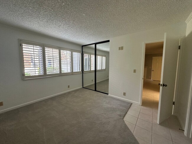 Building Photo - One Bedroom in a Great Community, Excellen...