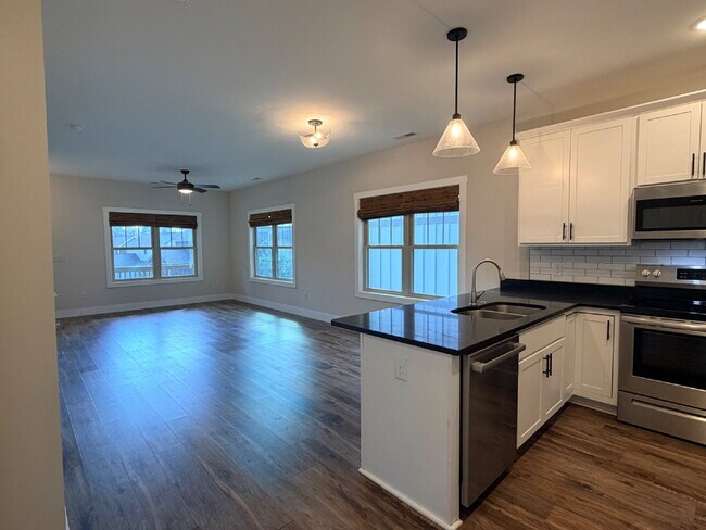 Building Photo - 2 Bed/2.5 Bath Home for Rent in Weaverville, NC