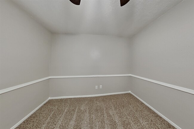 Building Photo - 6807 River Ml Dr