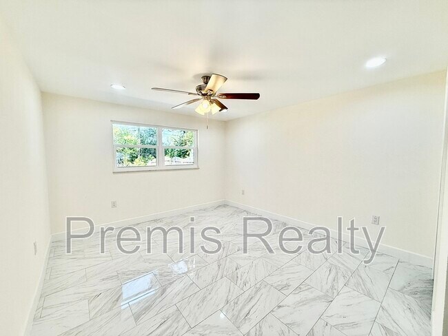 Building Photo - 2014 Pinehurst Dr