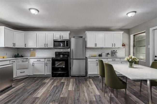 Building Photo - 608 W Lobit Ave