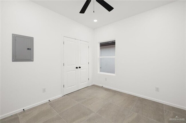 Building Photo - 16 S Links Dr