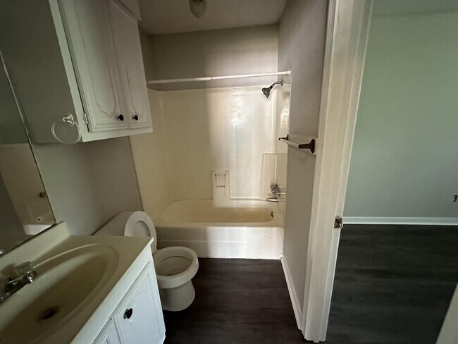 Building Photo - 108 Briarmeade Dr