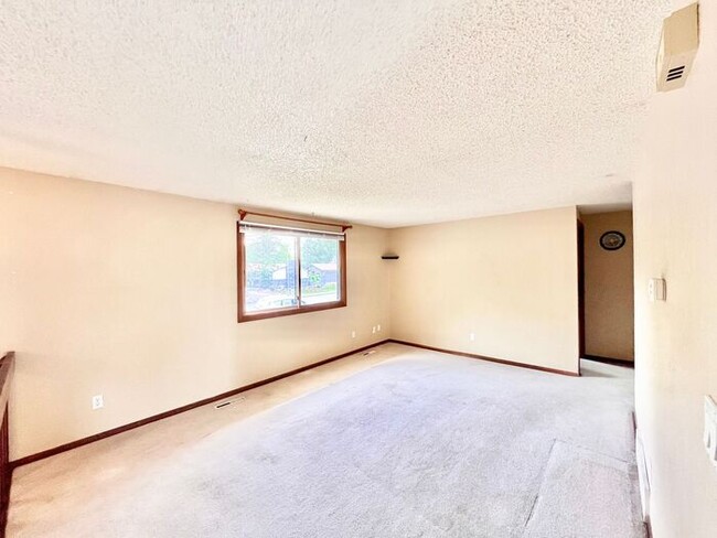 Building Photo - Large 3 Bedroom, 2 Bathroom Home in the Th...