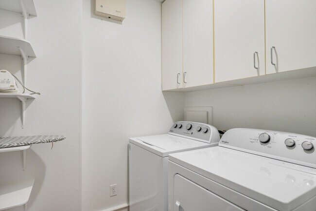 Building Photo - 728 Meadow Ln