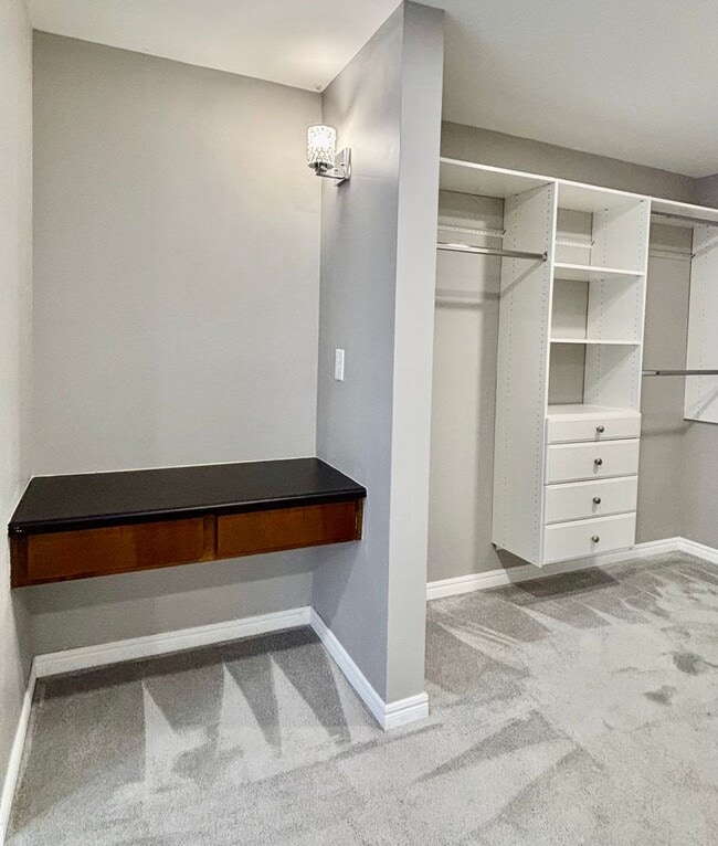 Building Photo - 2 Bed / 2 Bath updated Mercer Island condo $2,945/mo