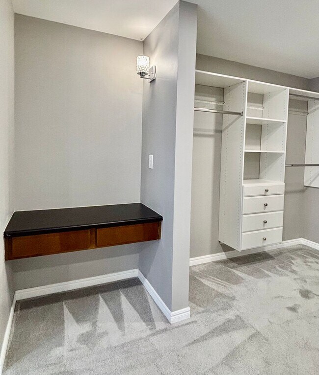 Building Photo - 2 Bed / 2 Bath updated Mercer Island condo $2,995/mo