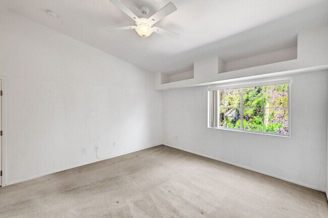 Building Photo - Great 2 bedroom 2 bathroom condo in gated community in Summerlin!