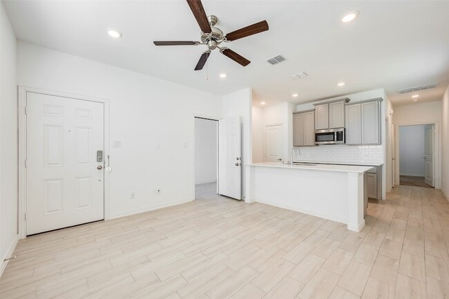 Building Photo - 14605 Little Water Dr