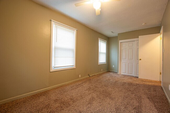 Building Photo - 2 Bedroom / 1.5 Bath Home in Carter Lake!