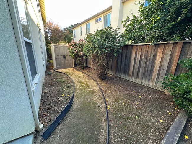 Building Photo - Beaitiful 4 Bedroom, 2.5 Bath Mountain Hou...