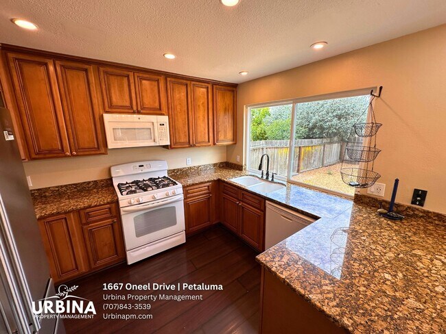Building Photo - Spacious East Petaluma Home with Main-Floor Bedroom Suite