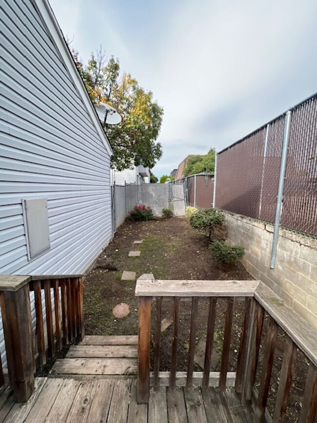 Building Photo - REMODELED 2 BEDROOM TOWNHOME