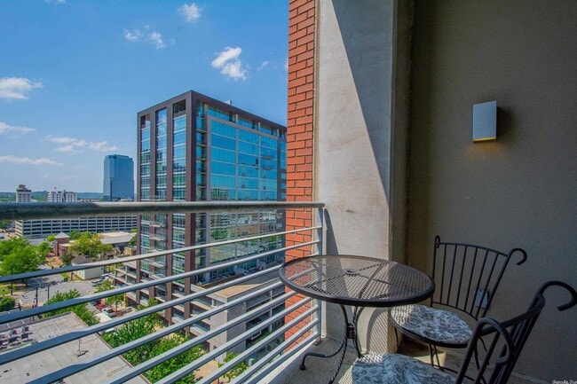 Building Photo - 315 Rock St