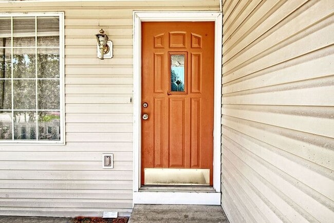 Building Photo - 3 bedroom 2 bath Duplex