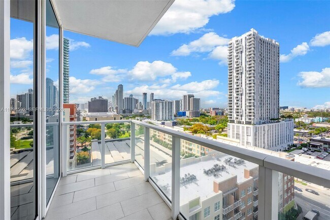 Building Photo - 2020 N Bayshore Dr