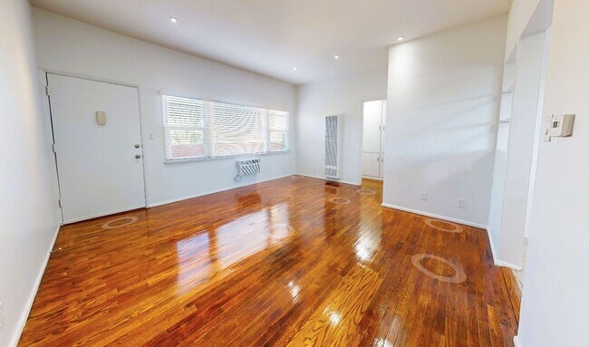 Interior Photo - 1957 Frank St / 2519 Virginia Ave