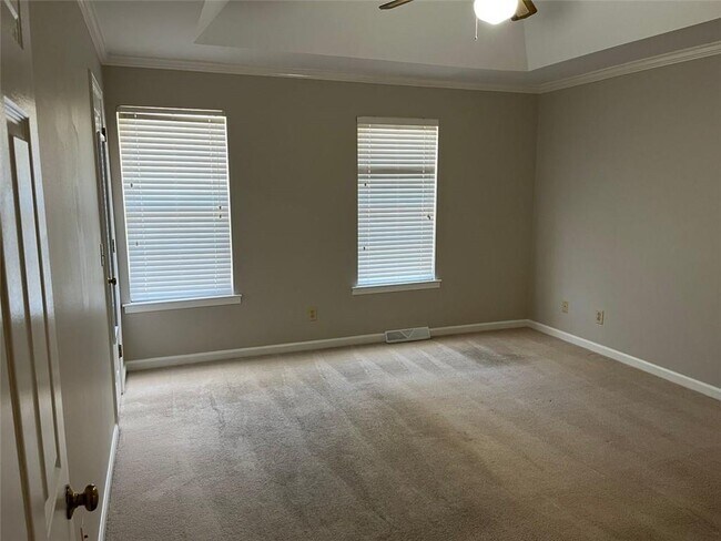 Building Photo - 326 Leafmore Rd SW