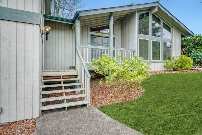 Building Photo - Single Family house on Meridian Valley Country Club.  Gated community