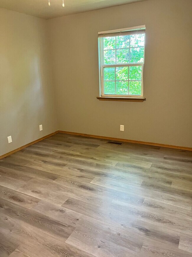 Building Photo - COMING SOON!! Nice 2BR/2BA near MSSU campus DOWNSTAIRS UNIT!!