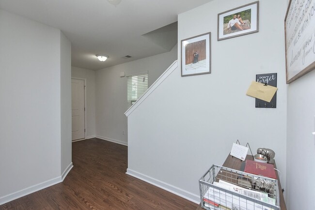 Building Photo - Modern Comfort in a Quiet Cul-de-Sac – 3 B...