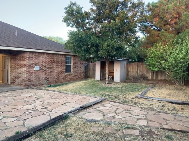 Building Photo - Fantastic House Available June 6th in Fren...