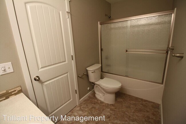 Building Photo - NICE 3 Bedroom 2 & 1/2 Bath 2-Story Duplex...
