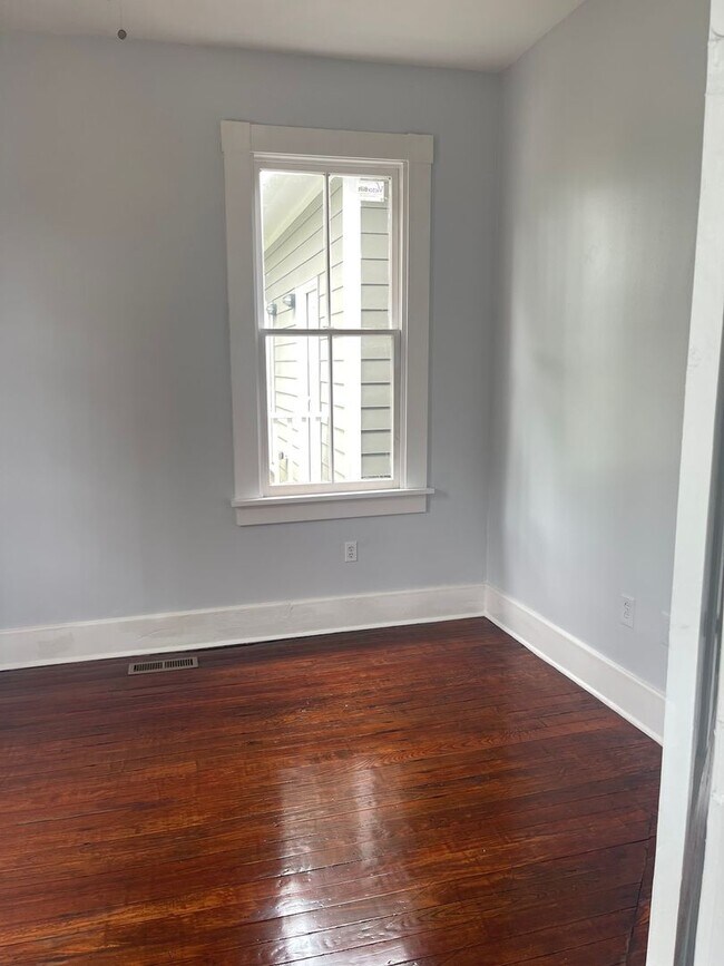 Building Photo - Newly Renovated Tri-Plex Near Forsyth