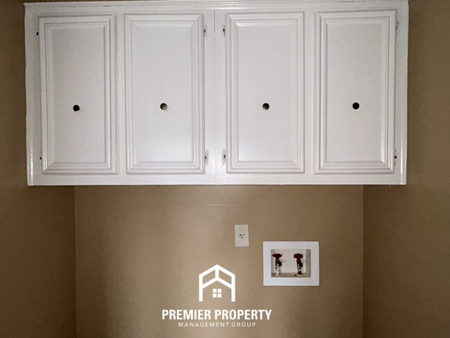 Building Photo - Beautiful 3BR/2BA Near Southwind | 1,681 Sq Ft, Vaulted Ceilings, Hardwood Floors & Garage