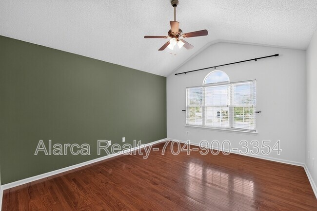 Building Photo - 290 Sweetmartha Dr