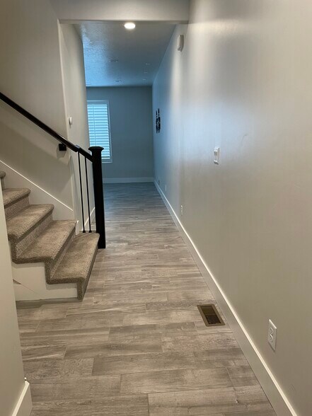 Building Photo - 951 W Shadow Brook Ln