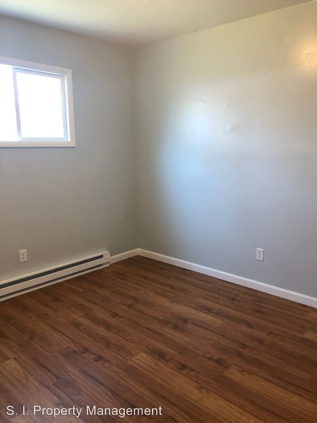 Building Photo - 621 Bryan Ave