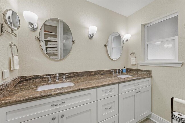 Building Photo - 1108 Myrtlewood Dr