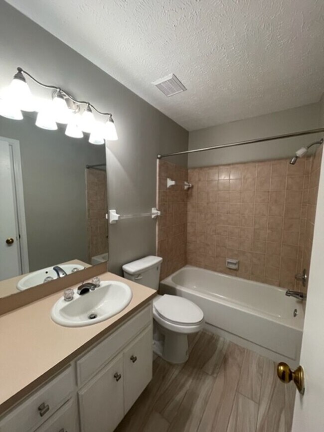 Building Photo - 1604 Queen Elizabeth Ct