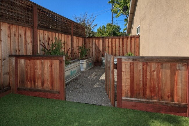 Building Photo - Come check out this lovely 3 bedroom 2 bat...