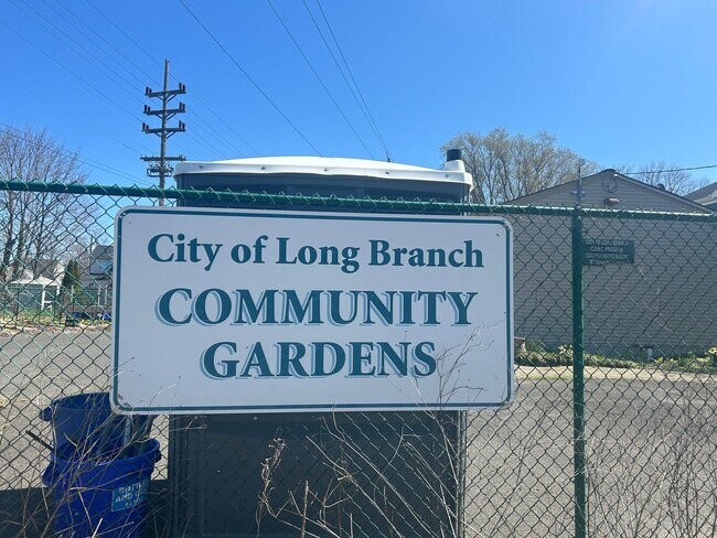 Building Photo - Large 5 Bedroom Single Family House Available in Long Branch!