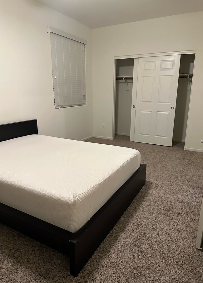 Building Photo - Layton lake private room