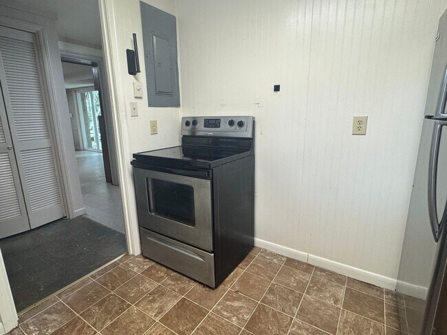 Building Photo - Spacious 1 Bedroom Apartment - Will keep you cool this summer!