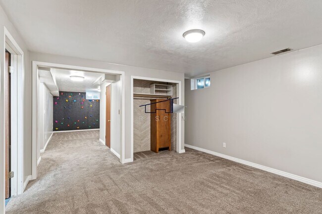 Building Photo - 3179 Hawthorne Ave