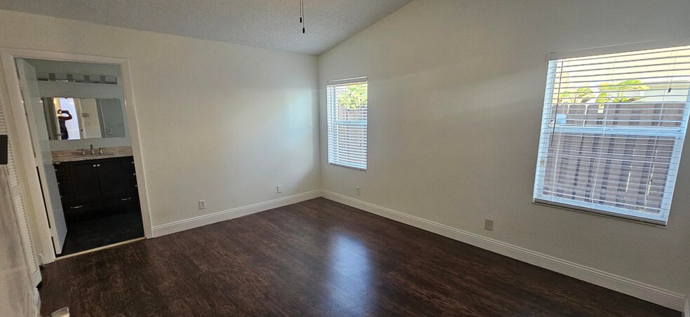 Building Photo - 10780 Cypress Lake Terrace